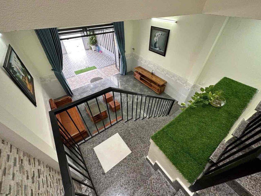 Cho thuê nhà 2 tầng: 3PN, 2WC, Sân ôtô, đường 10,5m lề 5m