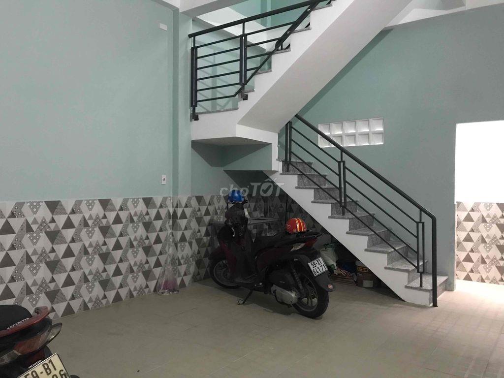 phòng mới xây có máy lạnh