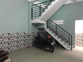 phòng mới xây có máy lạnh