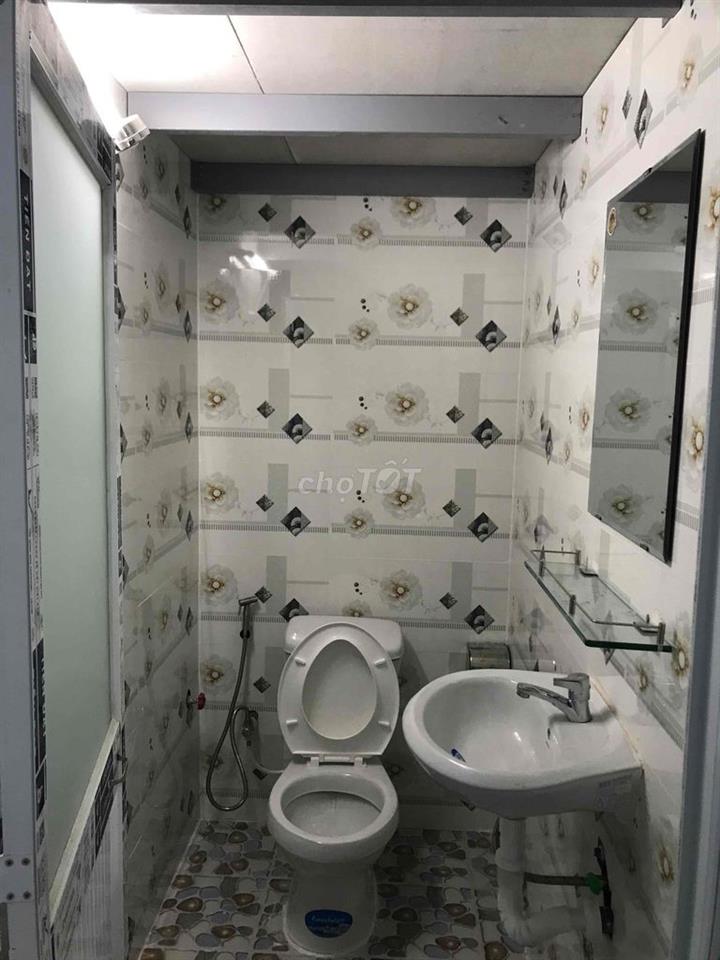 phòng mới xây có máy lạnh