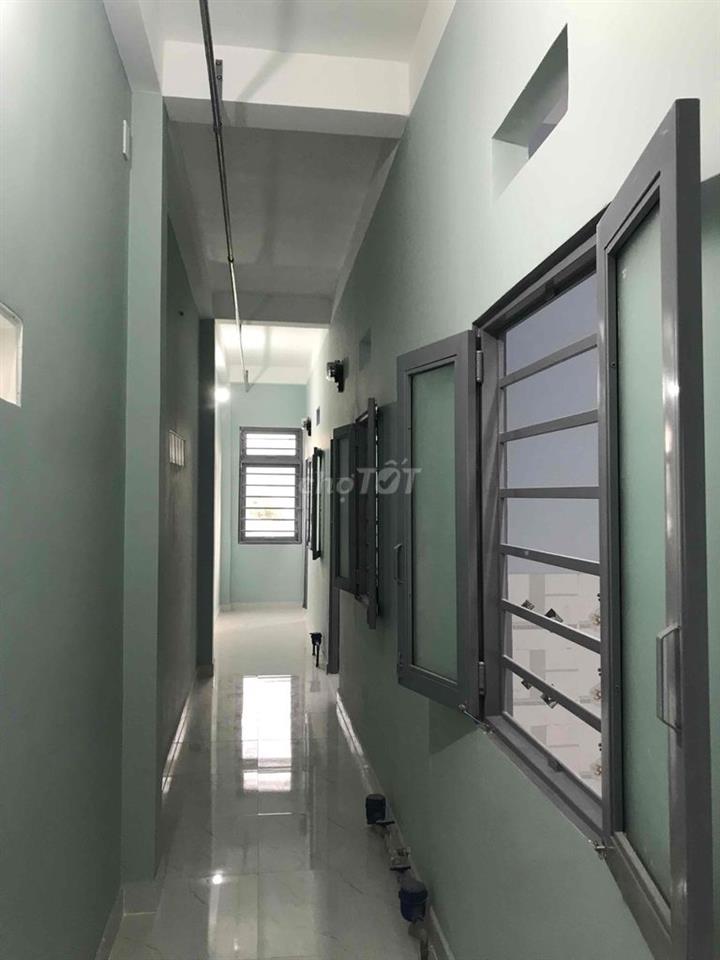 phòng mới xây có máy lạnh