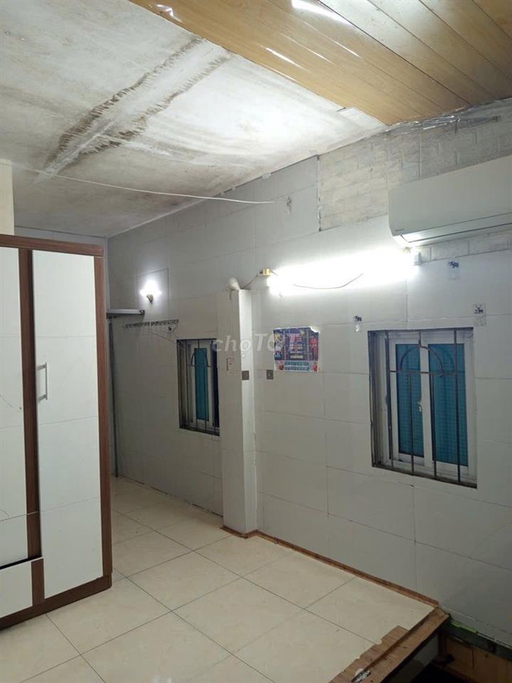 Đìu hoà,nóng lạnh,tủ quần áo, sấy giặt thì chung, có chỗ để xe điện