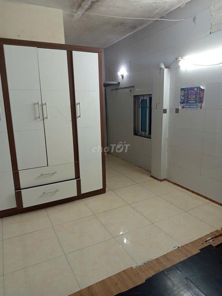 Đìu hoà,nóng lạnh,tủ quần áo, sấy giặt thì chung, có chỗ để xe điện