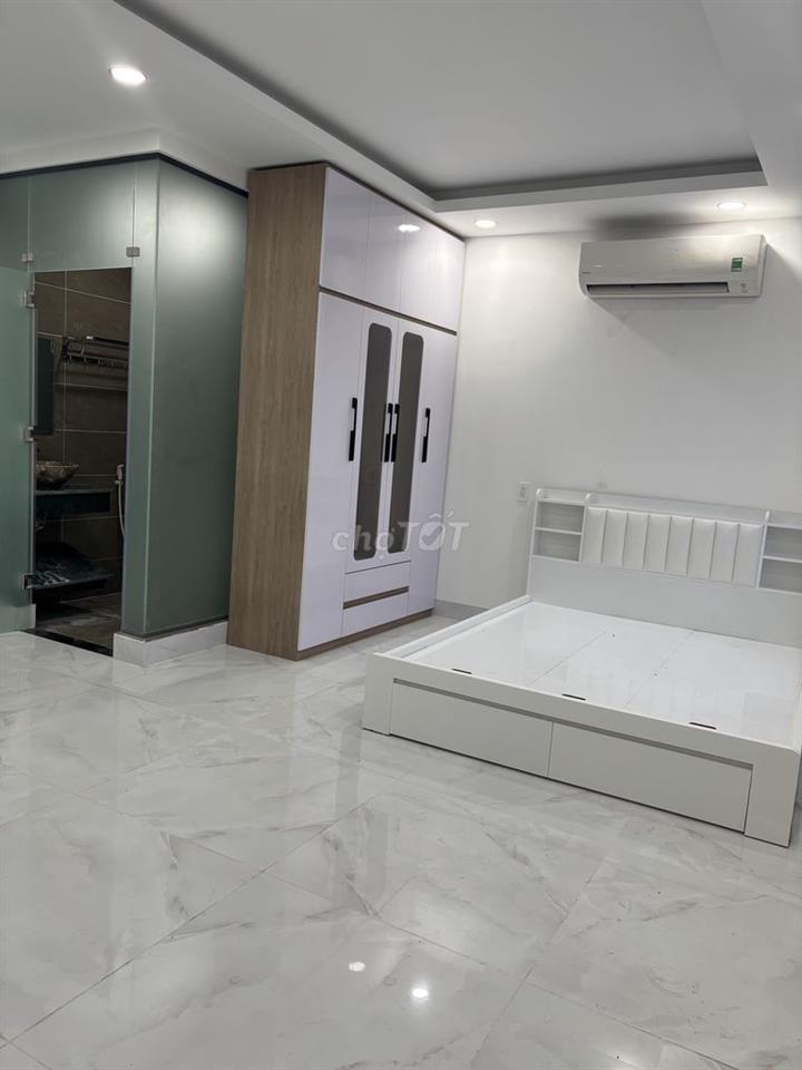 Phòng mới đầy đủ nội thất cơ bản.