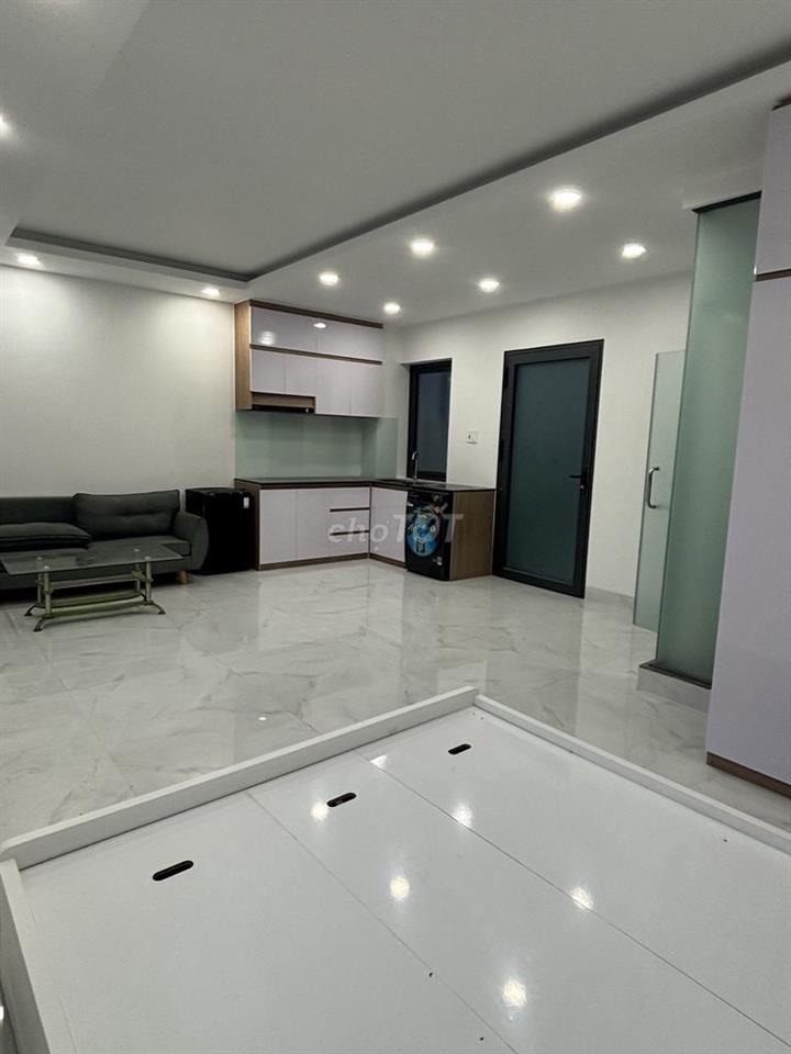 Phòng mới đầy đủ nội thất cơ bản.