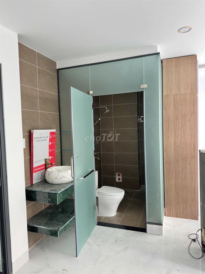 Phòng mới đầy đủ nội thất cơ bản.
