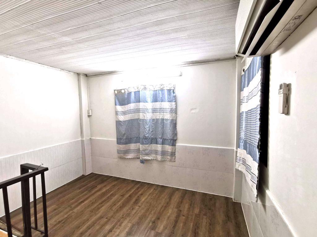 Phòng gần ngã tư  Phú Nhuận trệt gác, wc riêng+ máy lạnh giờ tự do