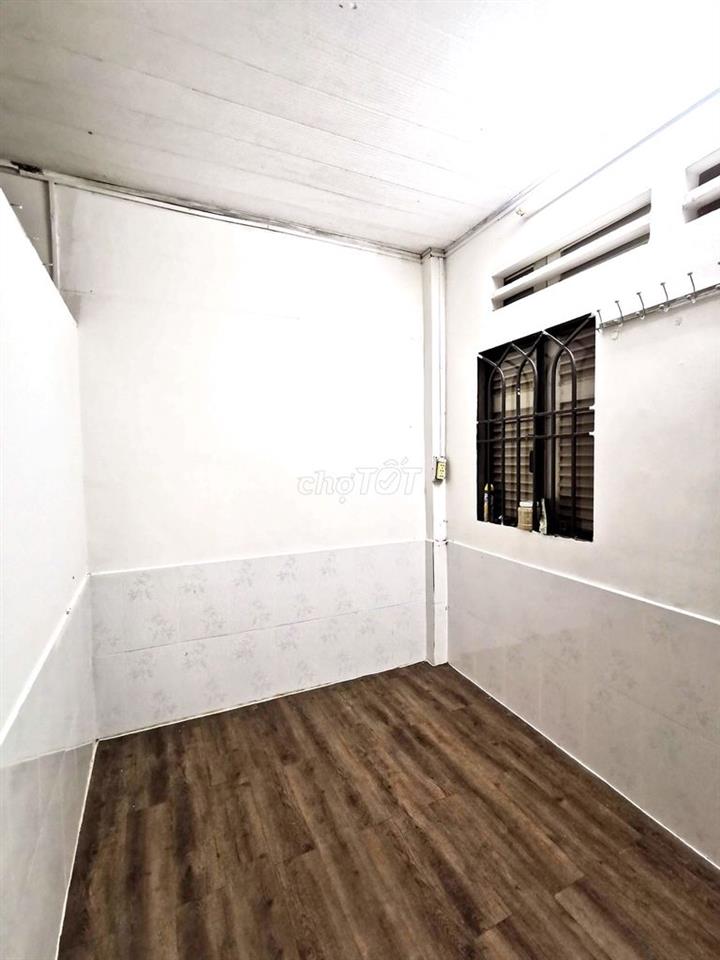 Phòng gần ngã tư  Phú Nhuận trệt gác, wc riêng+ máy lạnh giờ tự do