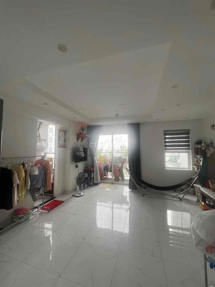 Cần bán căn hộ tầng thấp view hồ bơi, rất mát vào buổi tối