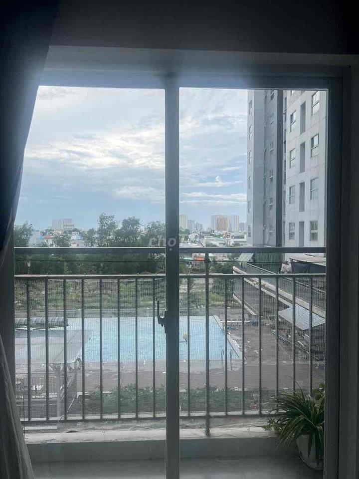 Cần bán căn hộ tầng thấp view hồ bơi, rất mát vào buổi tối