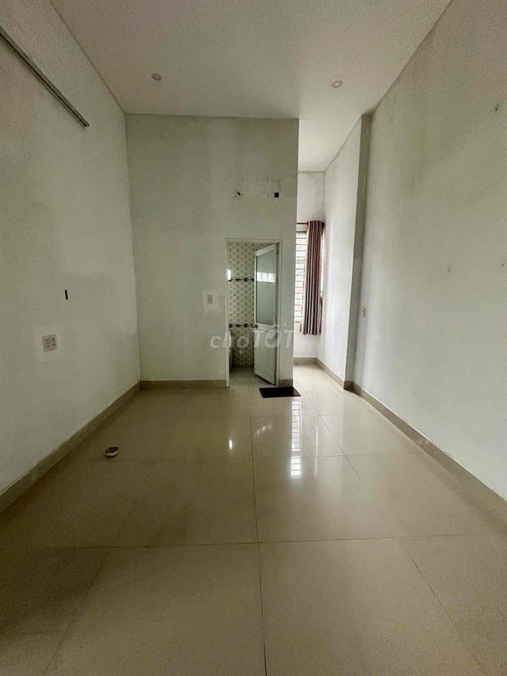 Nhà 1 sẹc hẻm Xe hơi có sân nhỏ đa dụng gần Bến xe Miền Đông mới