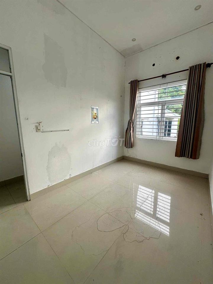 Nhà 1 sẹc hẻm Xe hơi có sân nhỏ đa dụng gần Bến xe Miền Đông mới