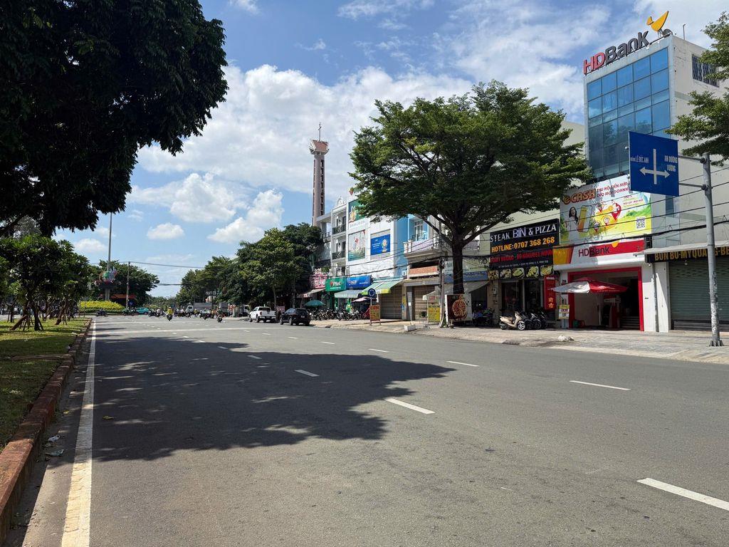 CHO THUÊ NHÀ MẶT TIỀN ĐƯỜNG VÀNH ĐAI TRONG 12X21,5M 3L CÓ THANG MÁY