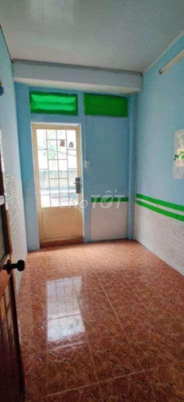 phòng lan can 10m2, có cửa sổ lý thường kiệt