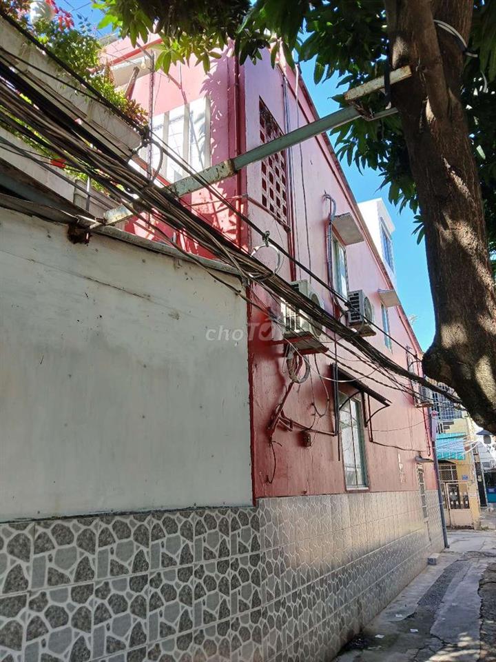 Nhà 2 mặt tiền, nở hậu, thoáng mát, có sân rộng Giá thỏa thuận
