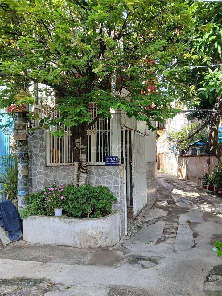 Nhà 2 mặt tiền, nở hậu, thoáng mát, có sân rộng Giá thỏa thuận