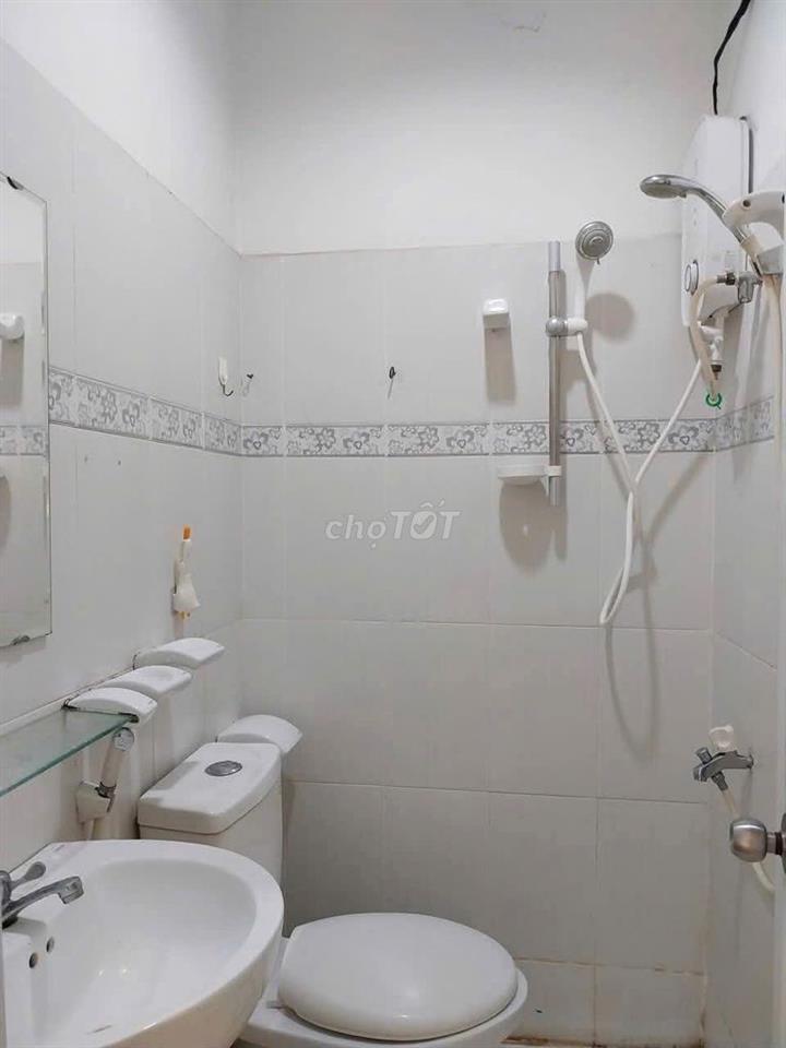 Chung cư 590 Cách Mạng Tháng 8 Quận 3, Giá 10 Tr/th 2PN ko NT 85m2.