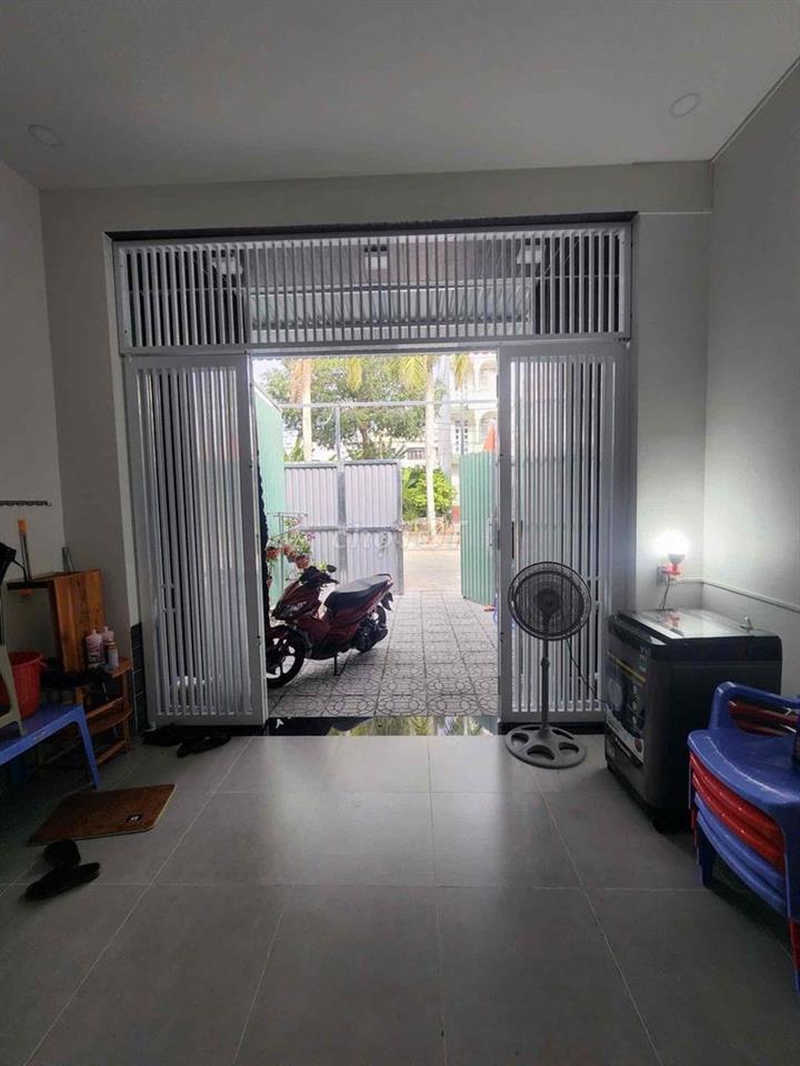 cần bán gấp nhà xây mới 100%