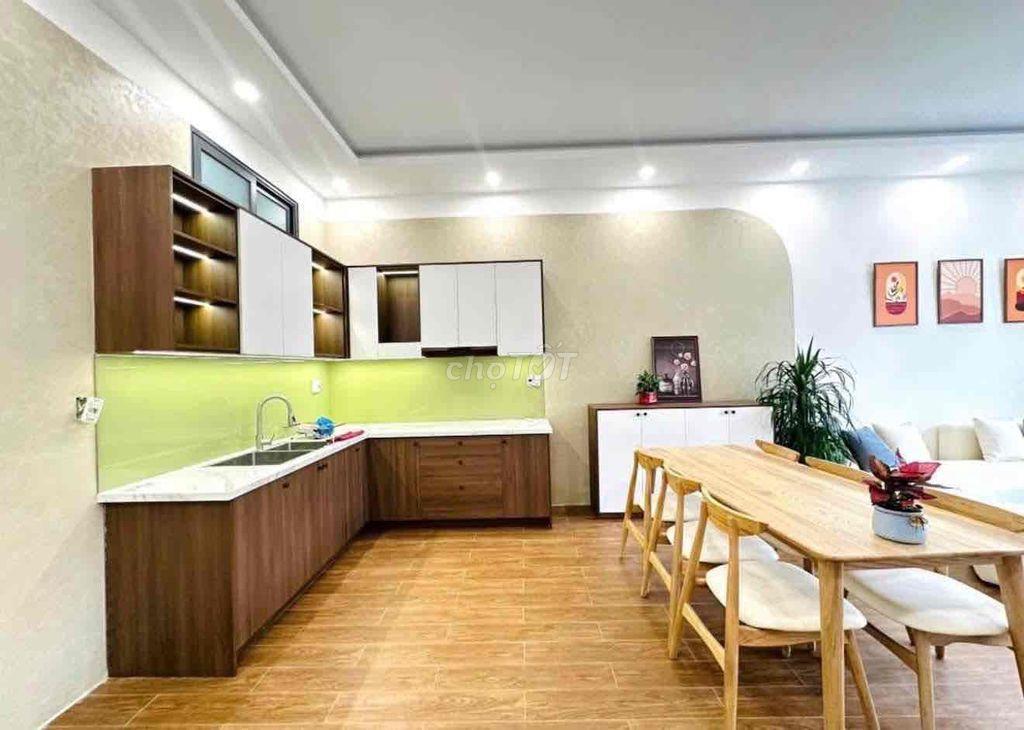 Nhà đẹp có thang máy ở và kinh doanh đường yersin cách bờ hồ 500m