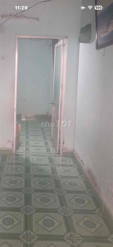 còn phòng 600 k,đi lại tự do,toa lét trong phòng,có gác