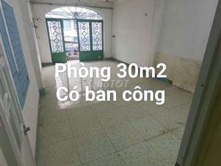 Hiện nhà mình trống 1 phòng có ban công cần cho thuê giá bình dân