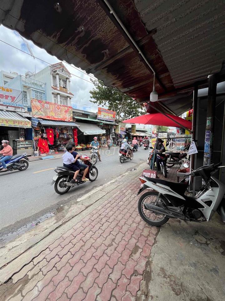 mặt bằng chợ nữ dân công đông đúc