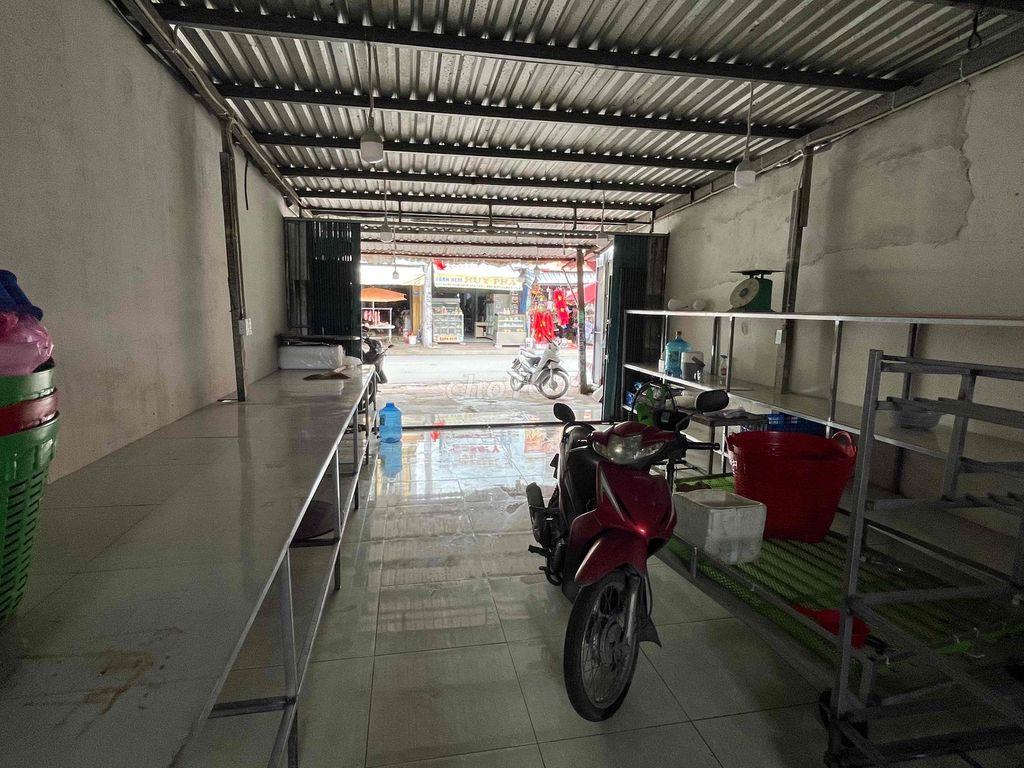 mặt bằng chợ nữ dân công đông đúc