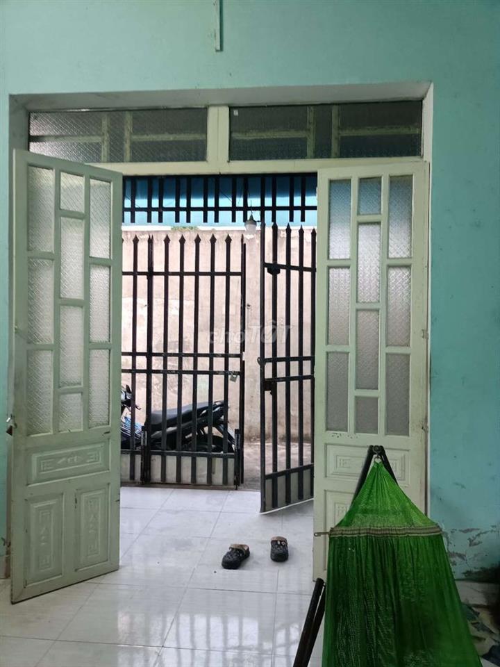 nhà c4 dọn vào ở ngay tặng máy lạnh