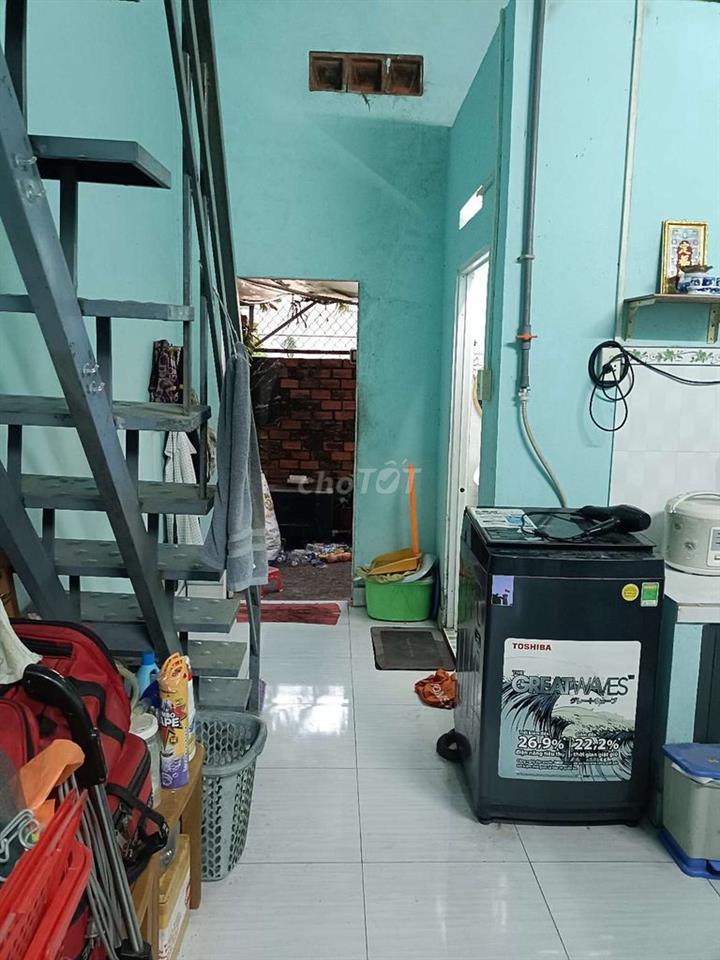 nhà c4 dọn vào ở ngay tặng máy lạnh