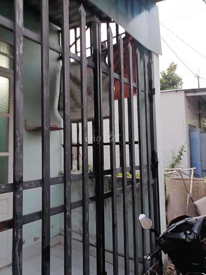 nhà c4 dọn vào ở ngay tặng máy lạnh