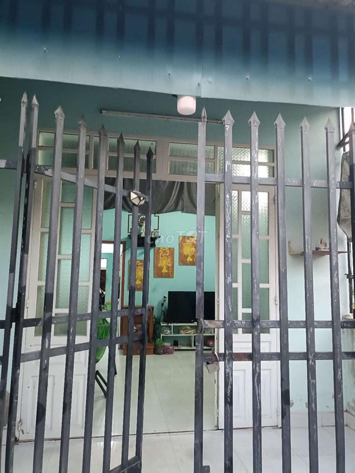 nhà c4 dọn vào ở ngay tặng máy lạnh