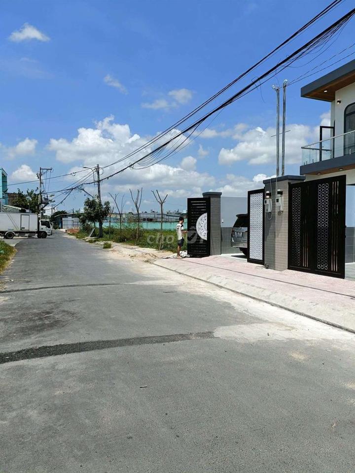 Nhà 5x24m đúc 1 tấm có 4pn, 3wc mặt tiền đường nhựa, gần chợ XTT