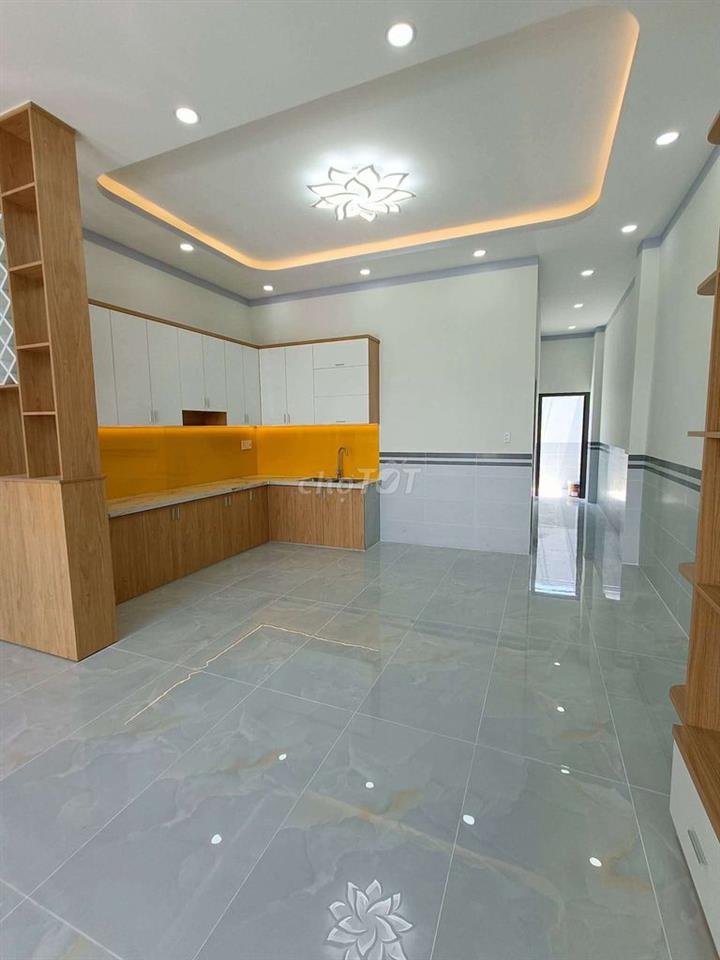 Nhà 5x24m đúc 1 tấm có 4pn, 3wc mặt tiền đường nhựa, gần chợ XTT