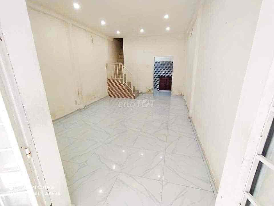 Nhà 1 Trệt 2 Lầu, cmt8 sát bên đg Hoà Hưng, thích hợp ở, làm kho