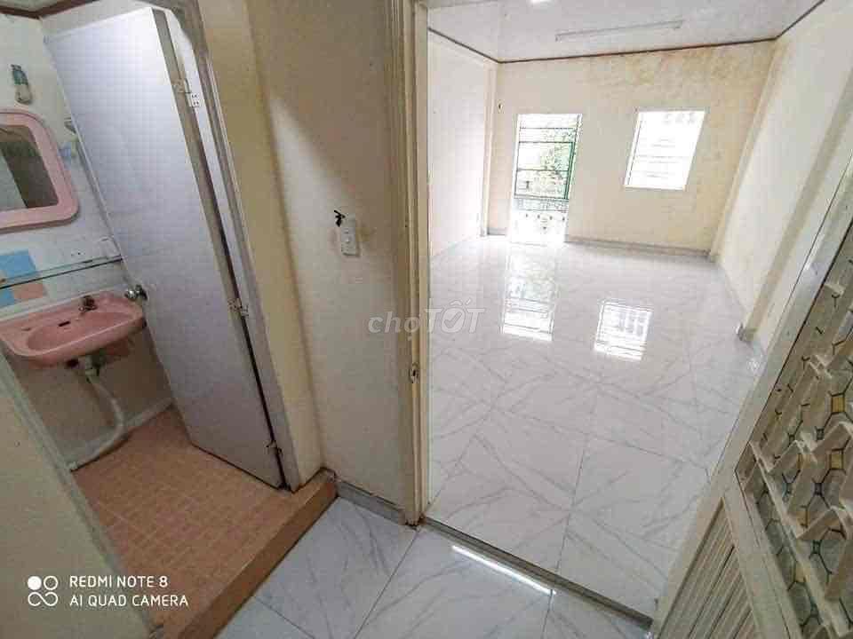 Nhà 1 Trệt 2 Lầu, cmt8 sát bên đg Hoà Hưng, thích hợp ở, làm kho