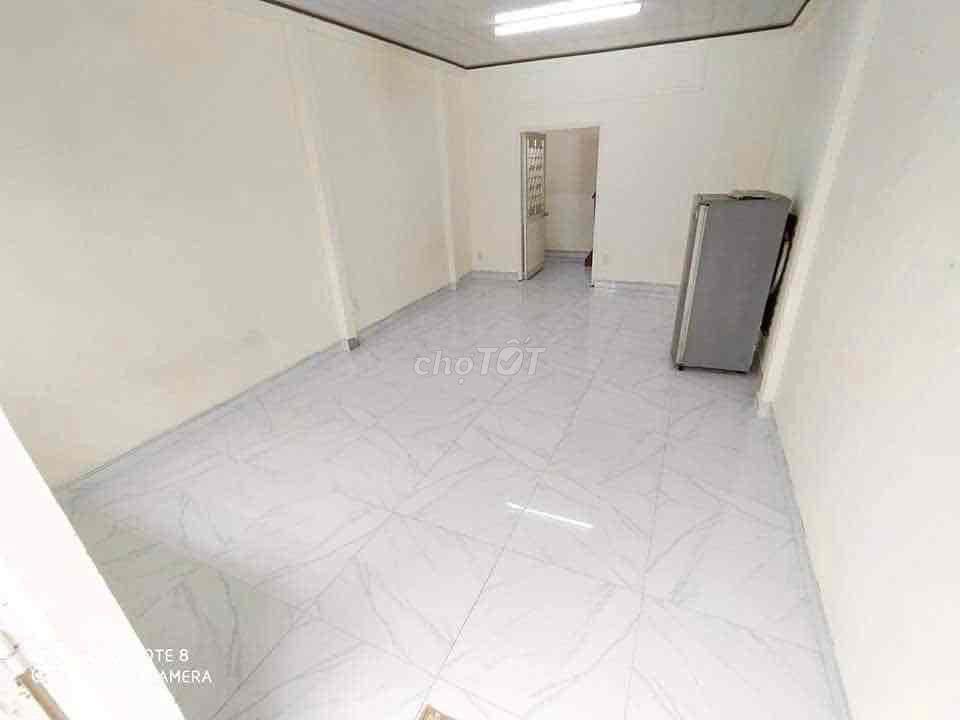 Nhà 1 Trệt 2 Lầu, cmt8 sát bên đg Hoà Hưng, thích hợp ở, làm kho