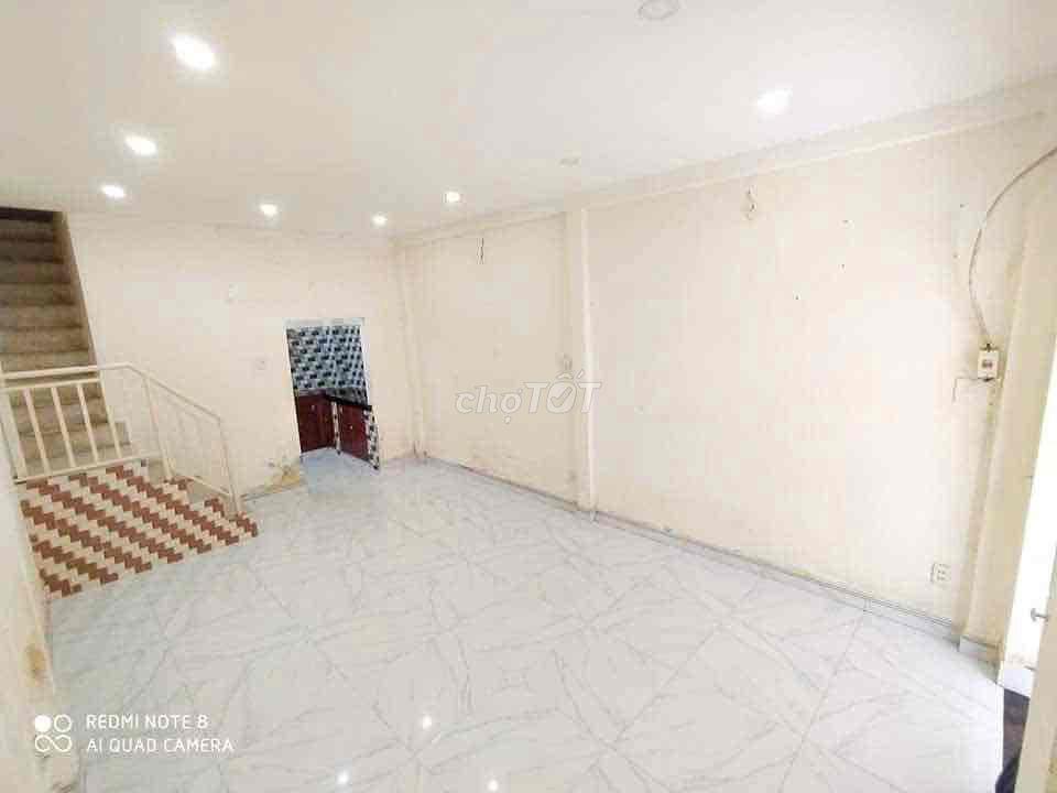 Nhà 1 Trệt 2 Lầu, cmt8 sát bên đg Hoà Hưng, thích hợp ở, làm kho