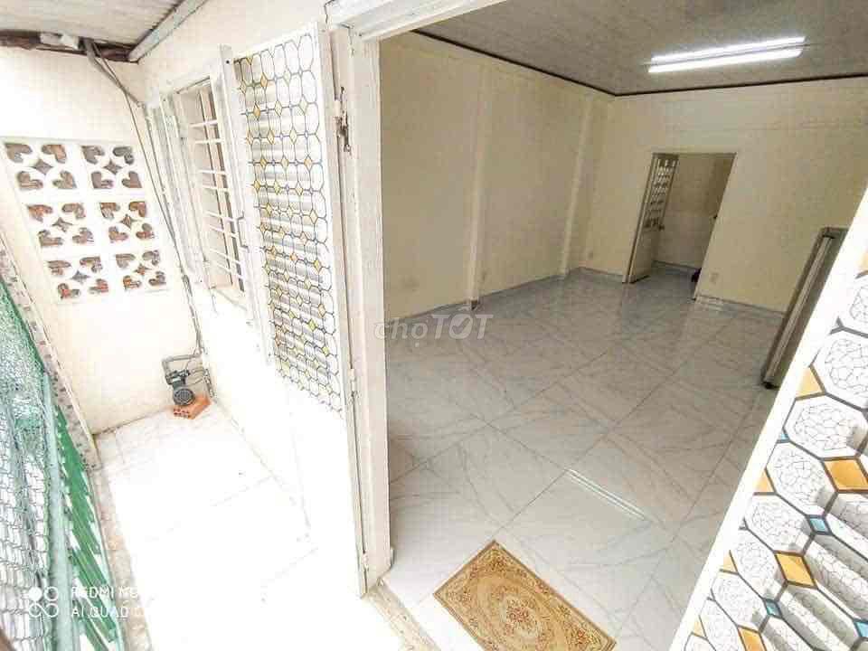 Nhà 1 Trệt 2 Lầu, cmt8 sát bên đg Hoà Hưng, thích hợp ở, làm kho