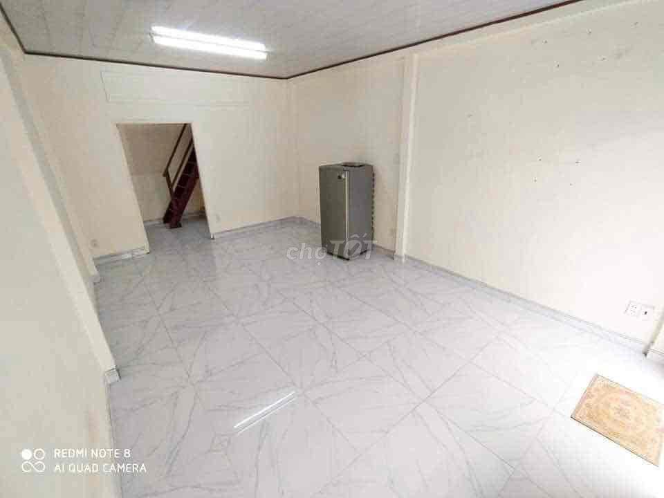Nhà 1 Trệt 2 Lầu, cmt8 sát bên đg Hoà Hưng, thích hợp ở, làm kho