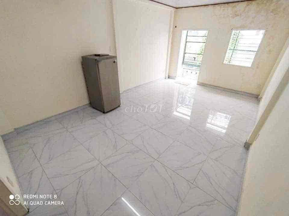 Nhà 1 Trệt 2 Lầu, cmt8 sát bên đg Hoà Hưng, thích hợp ở, làm kho