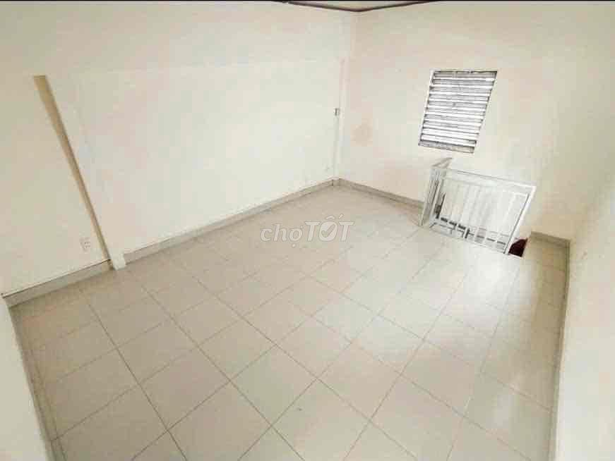 Nhà 1 Trệt 2 Lầu, cmt8 sát bên đg Hoà Hưng, thích hợp ở, làm kho