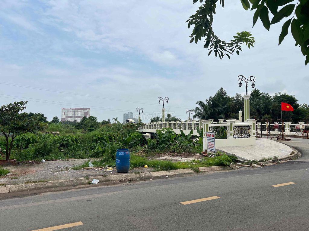 cần bán suất mua lô đất 147m2 Sau chợ nông sản Thủ đức