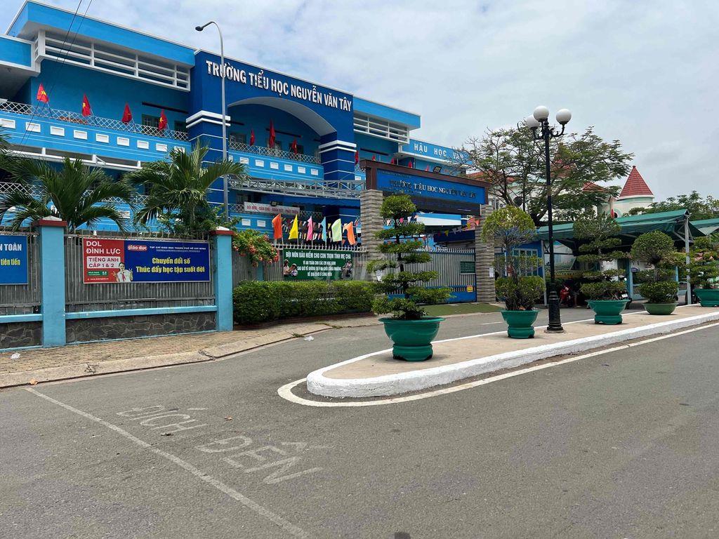 cần bán suất mua lô đất 147m2 Sau chợ nông sản Thủ đức