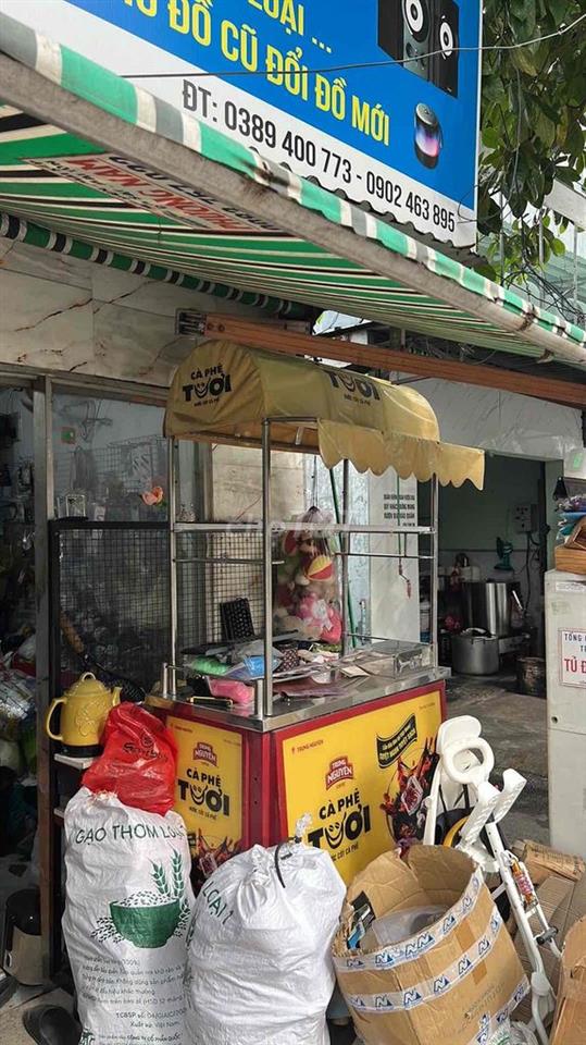 cần cho tôi chỗ ngồi trước mặt bàn