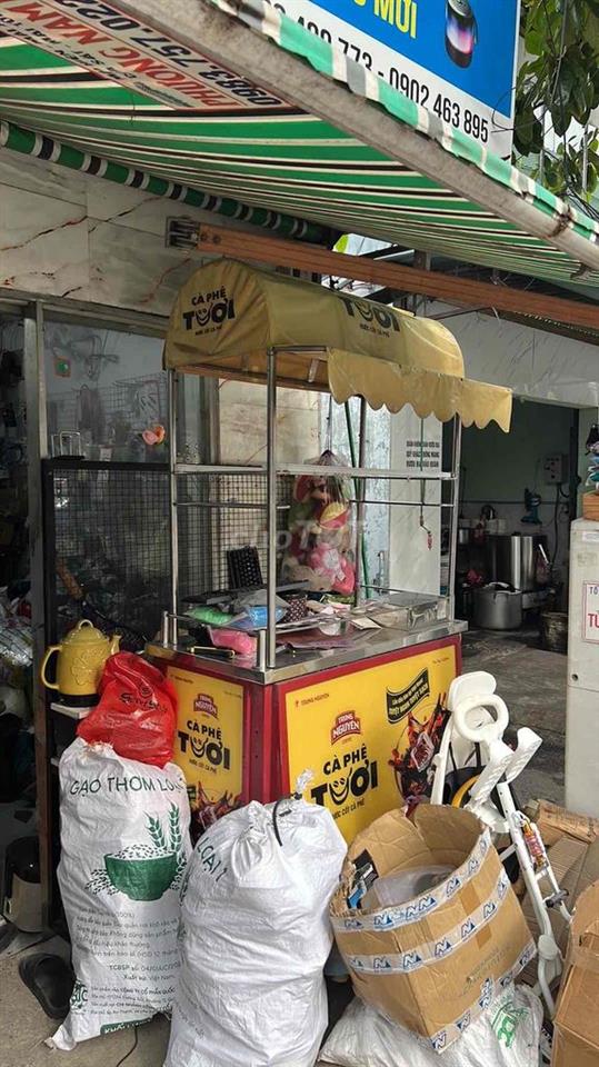 cần cho tôi chỗ ngồi trước mặt bàn