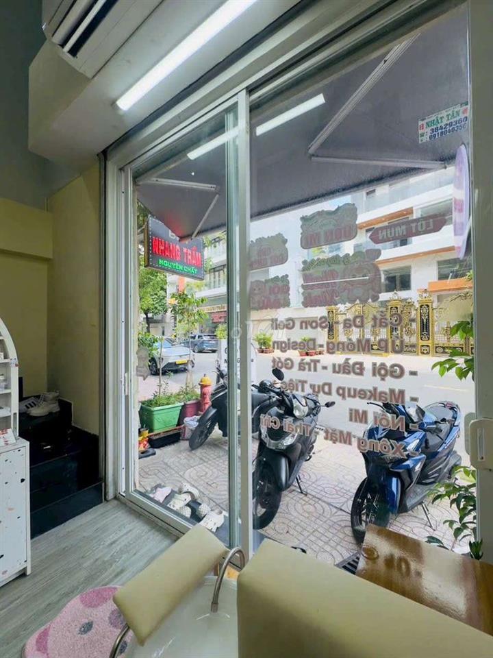 Sang tiệm nail đang hoạt động tốt đầy đủ vật tư chỉ vào làm 