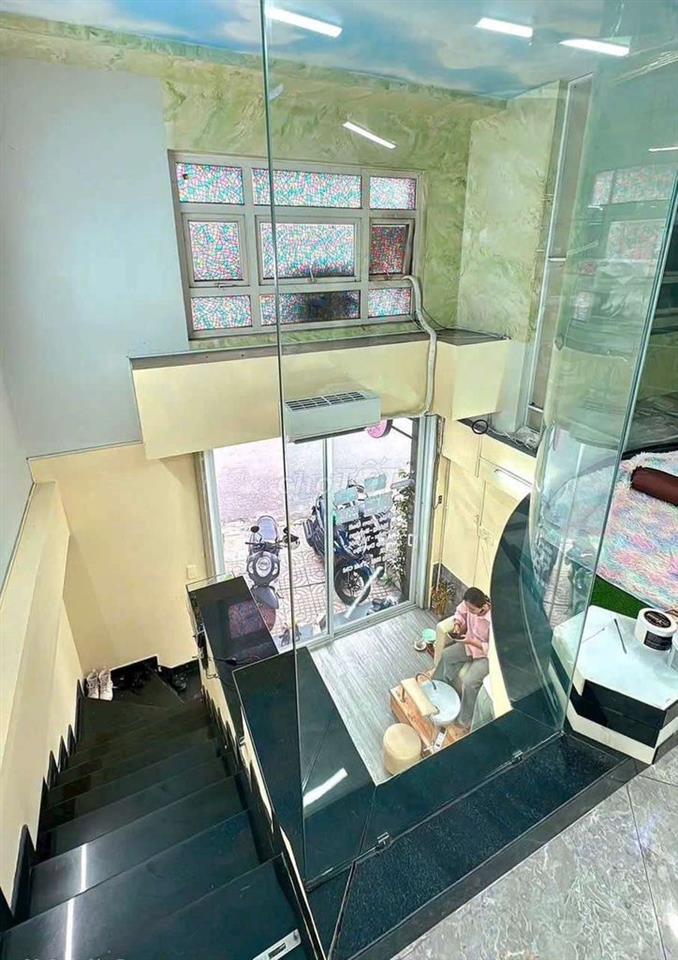 Sang tiệm nail đang hoạt động tốt đầy đủ vật tư chỉ vào làm 