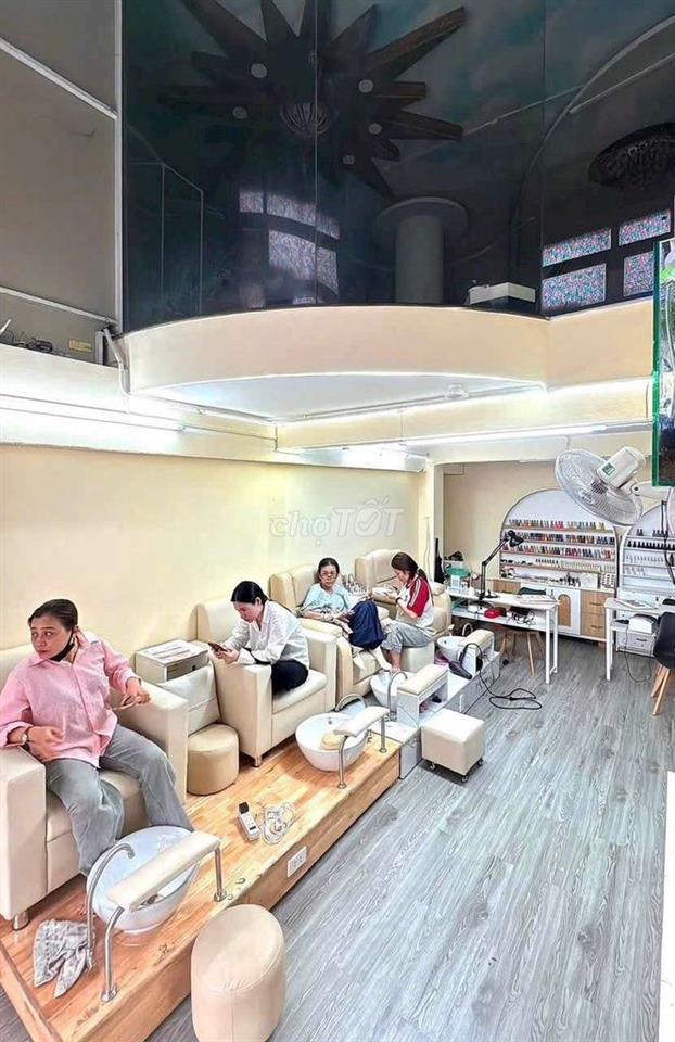 Sang tiệm nail đang hoạt động tốt đầy đủ vật tư chỉ vào làm 