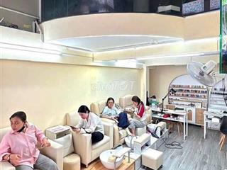 Sang tiệm nail đang hoạt động tốt đầy đủ vật tư chỉ vào làm 