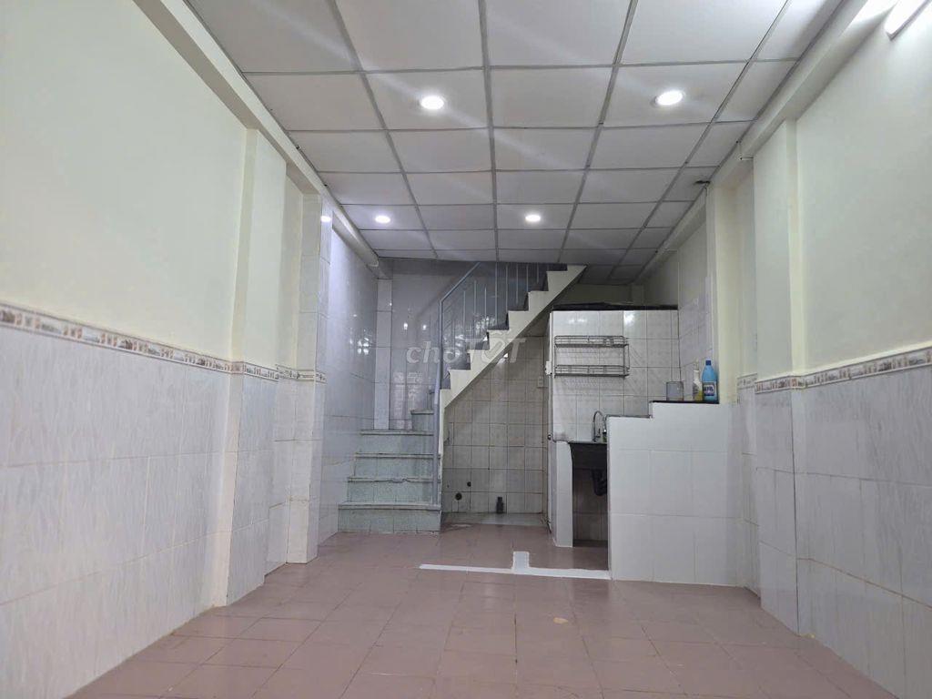 Nhà Q3 cho thuê dt 3x8 sạch sẽ,2 PN+ 2WC. Ưu tiên gia đình/nhóm bạn